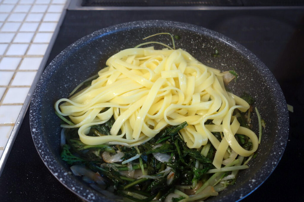 旅パスタ_信濃大町①：菜の花オイルと青菜のペペロンチーニを作ってみた