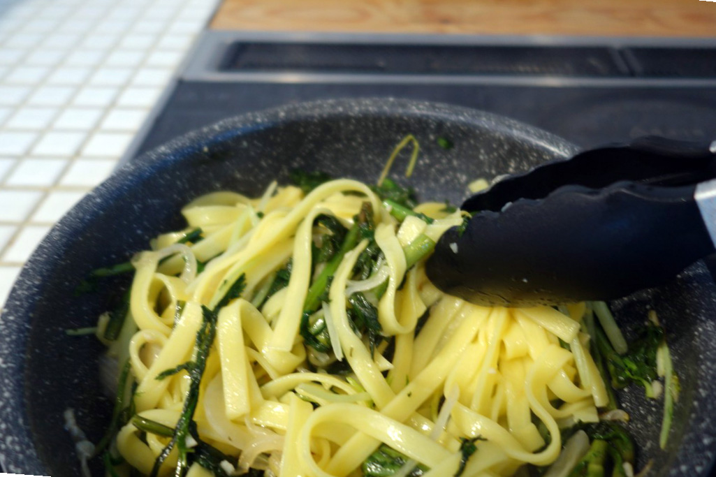 旅パスタ_信濃大町①：菜の花オイルと青菜のペペロンチーニを作ってみた