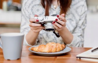https://backup.foodies-asia.com/wp-content/uploads/2017/10/Woman-Photographer-Food-Croissant-Photography-Concept.jpg