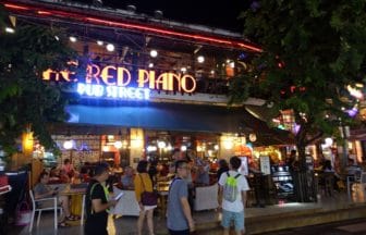 カンボジア・シェムリアップ『ザ・レッドピアノ（The RED PIANO）』カフェ・バー