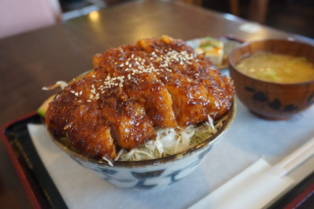 岡谷市『山ぼたん』とんかつ・ソースかつ丼