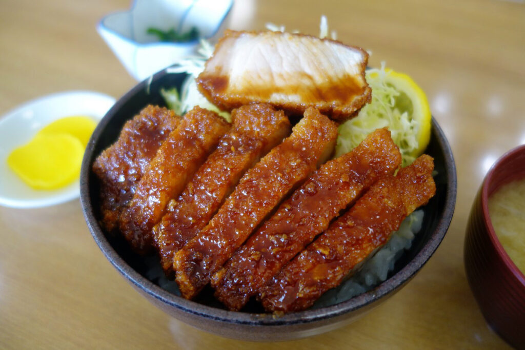 松本市『ソースかつ丼 我山（トエモン）』とんかつ